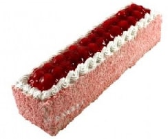 Geleneksel Tariflerle 4-6 Kişilik Çilekli Baton Yaş Pasta